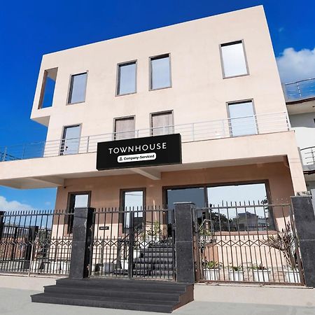 Super Townhouse Taj Nagri Basai Formerly Royal Empire Tājganj Zewnętrze zdjęcie