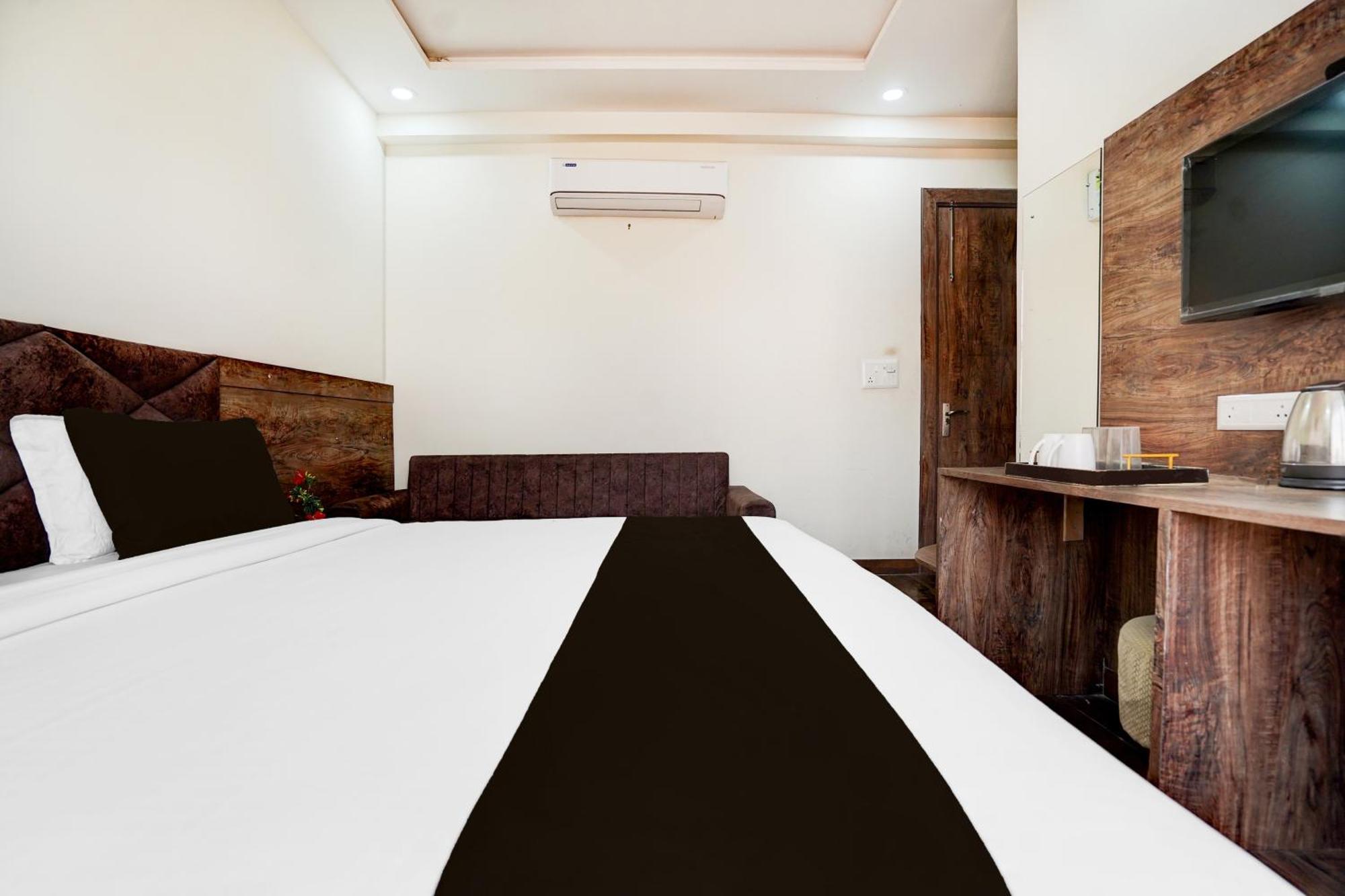 Super Townhouse Taj Nagri Basai Formerly Royal Empire Tājganj Zewnętrze zdjęcie